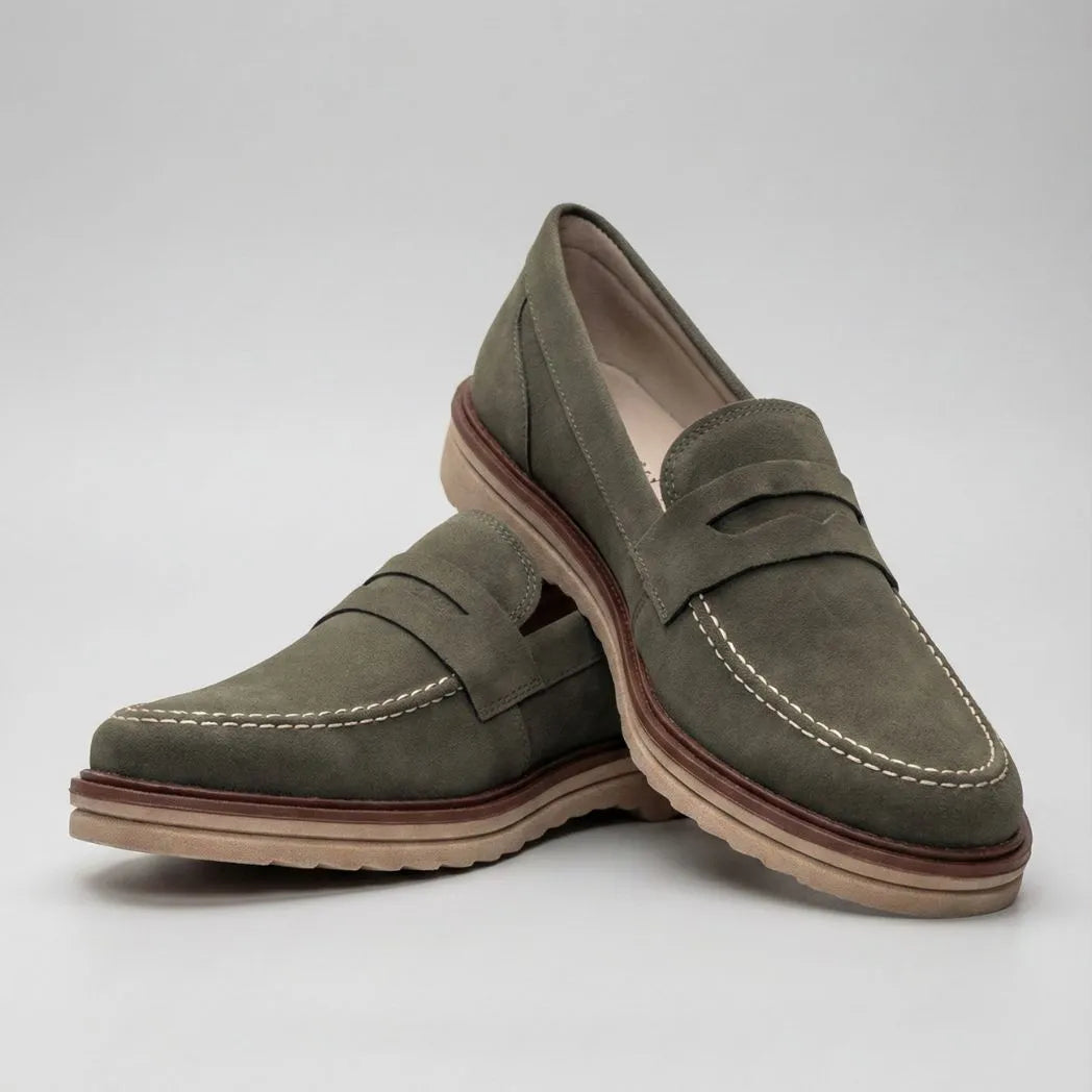 Mocassim de Camurça Monaco Edition: par verde-oliva em posição cruzada, com faixa frontal e sola bege.