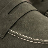 Mocassim de Camurça Monaco Edition: detalhe da textura verde-oliva, da faixa frontal e da costura clara.