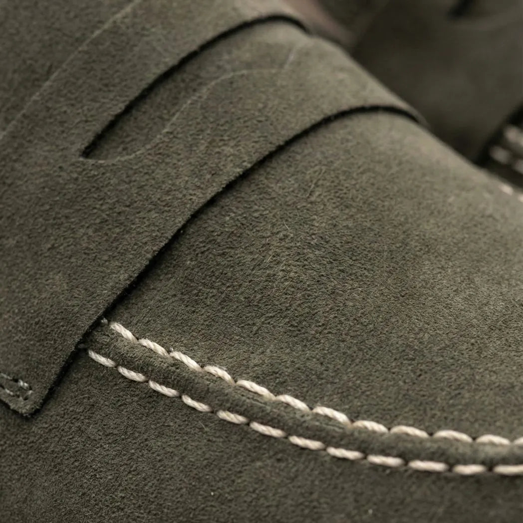 Mocassim de Camurça Monaco Edition: detalhe da textura verde-oliva, da faixa frontal e da costura clara.