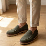 Mocassim de Camurça Monaco Edition: par verde-oliva usado com calça bege dobrada na barra.