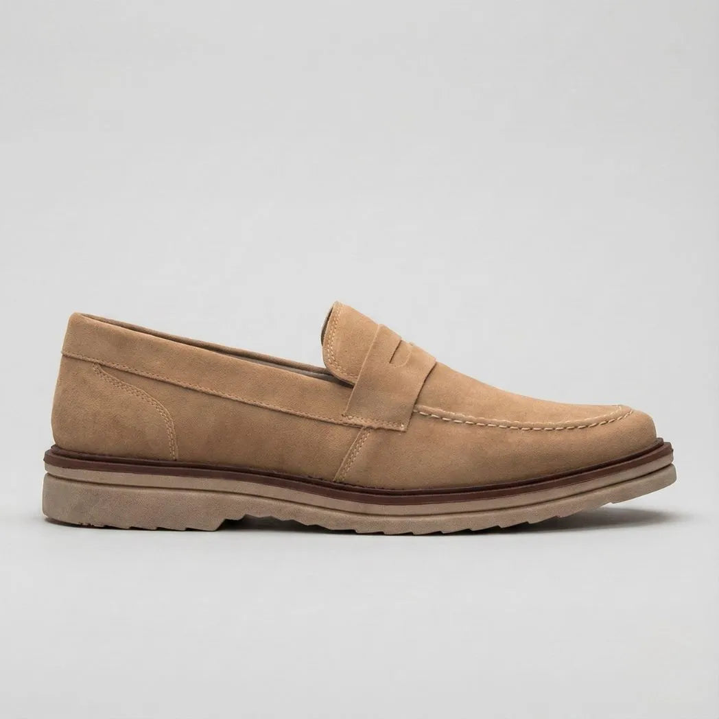 Mocassim de Camurça Monaco Edition: modelo bege de perfil, com faixa frontal e sola marrom.