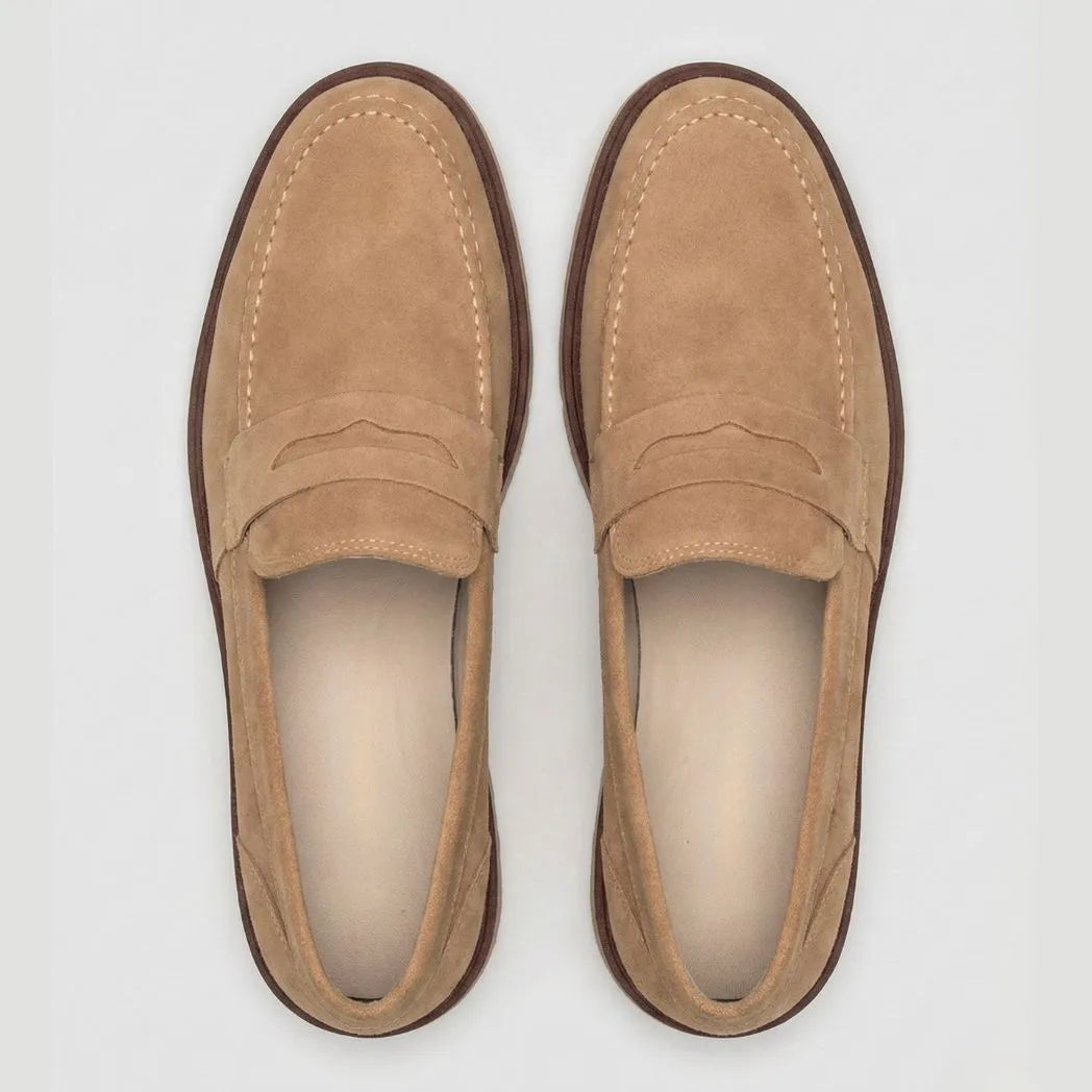 Mocassim de Camurça Monaco Edition: par bege visto de cima, mostrando a faixa frontal e o interior claro.