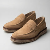 Mocassim de Camurça Monaco Edition: par bege em vista diagonal, com faixa frontal e costura clara.