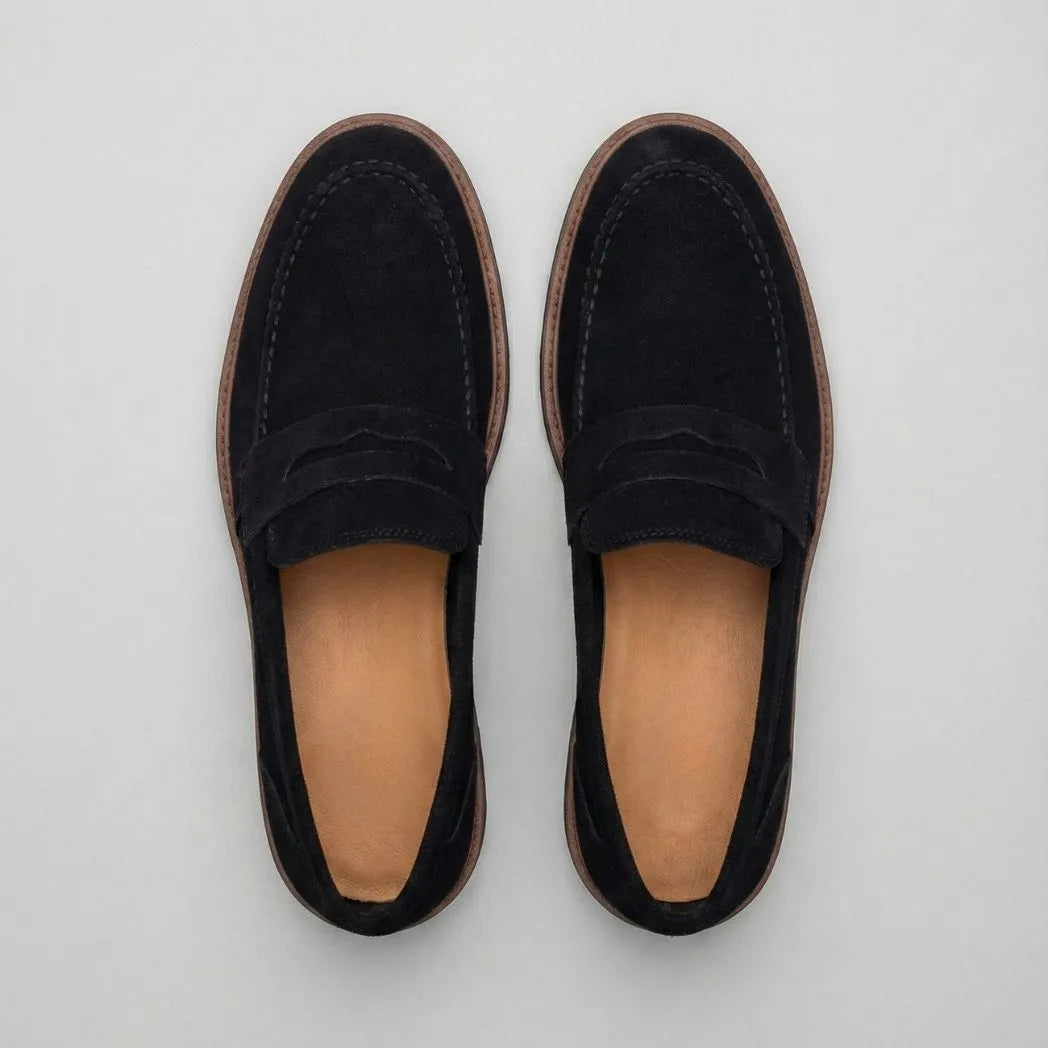 Mocassim de Camurça Monaco Edition: par azul-escuro visto de cima, mostrando a faixa frontal e a borda marrom da sola.