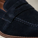 Mocassim de Camurça Monaco Edition: detalhe da textura preta, da faixa frontal e da costura.