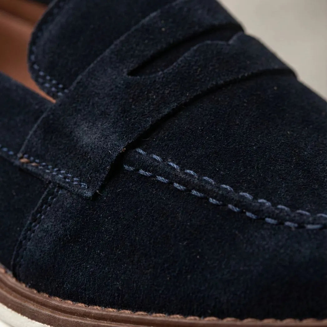 Mocassim de Camurça Monaco Edition: detalhe da textura preta, da faixa frontal e da costura.