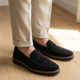 Mocassim de Camurça Monaco Edition: par preto usado com calça bege dobrada na barra.