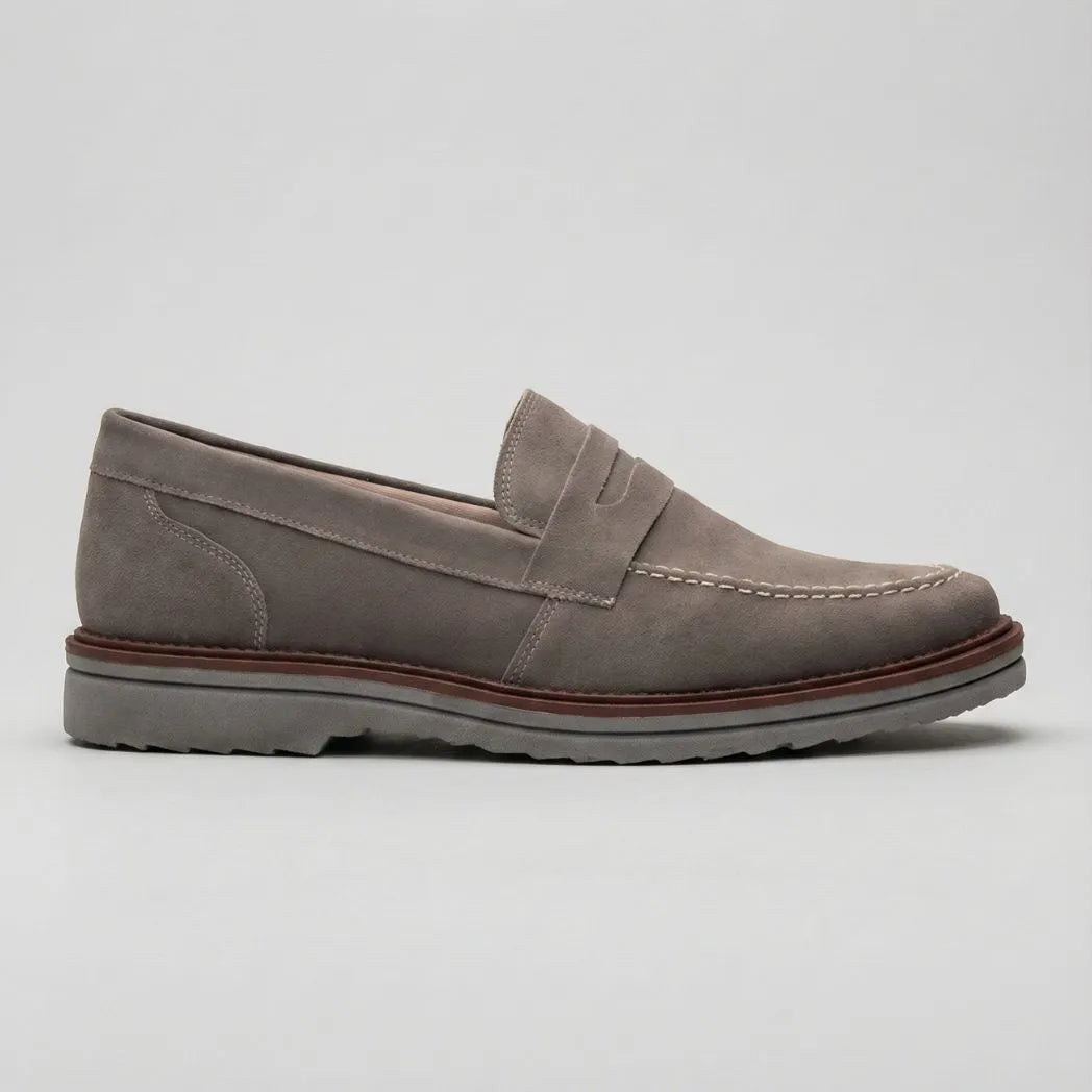 Mocassim de Camurça Monaco Edition: modelo cinza de perfil, com faixa frontal e sola escura.