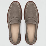 Mocassim de Camurça Monaco Edition Cinza: par em vista superior, com camurça cinza taupe, faixa penny e costura clara.