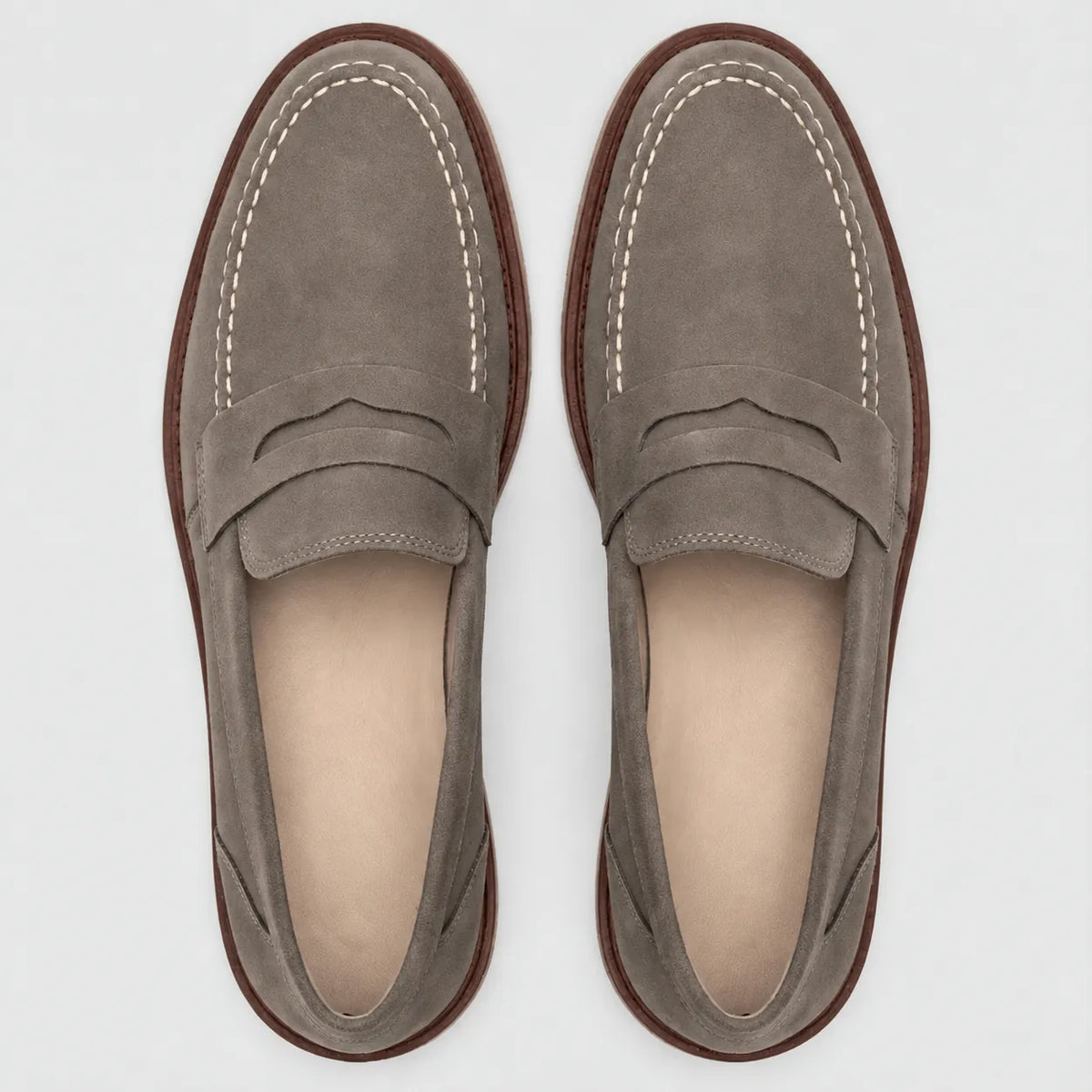 Mocassim de Camurça Monaco Edition Cinza: par em vista superior, com camurça cinza taupe, faixa penny e costura clara.