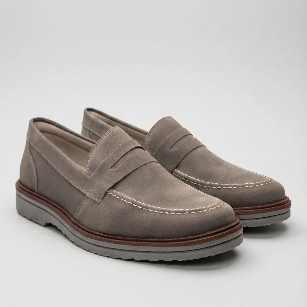 Mocassim de Camurça Monaco Edition: par cinza em vista diagonal, com faixa frontal e costura clara.