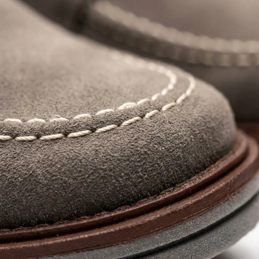 Mocassim de Camurça Monaco Edition: detalhe da costura clara na parte frontal cinza e da borda marrom da sola.