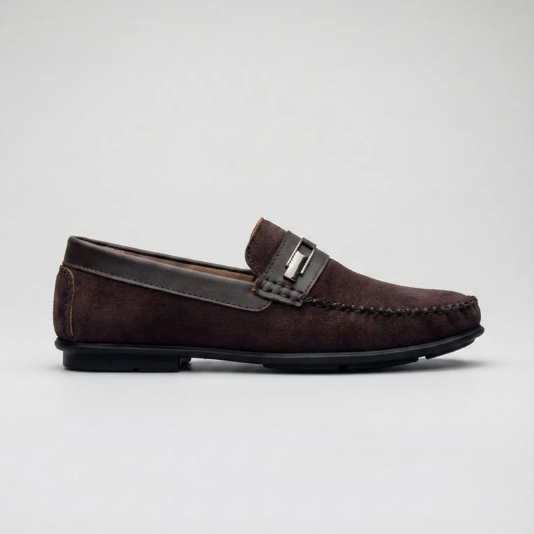 Mocassim de Camurça Titan Coffee: modelo marrom-escuro de perfil, com ferragem retangular prateada e sola preta.