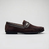 Mocassim de Camurça Titan Coffee: modelo marrom-escuro de perfil, com ferragem retangular prateada e sola preta.
