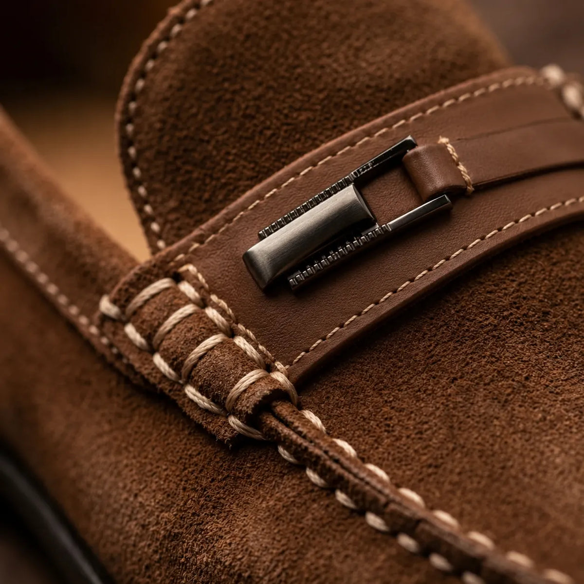 Detalhe da ferragem retangular escura, da faixa de couro marrom e das costuras do Mocassim de Camurça Titan Coffee Marrom.
