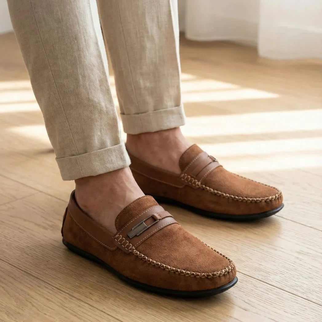 Mocassim de Camurça Titan Coffee: par marrom usado com calça clara dobrada na barra.
