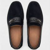 Mocassim de Camurça Titan Coffee: par preto visto de cima, com ferragem retangular na faixa frontal.