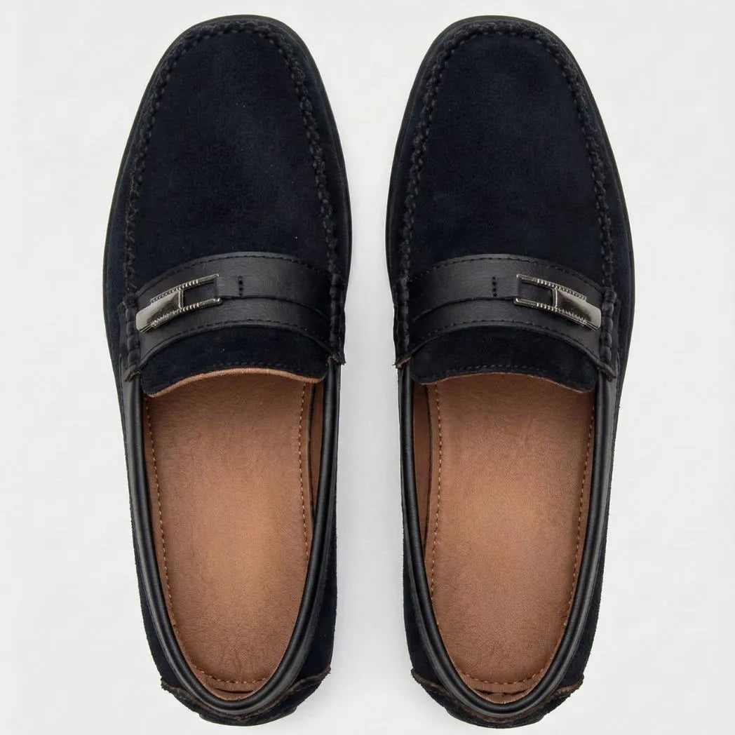 Mocassim de Camurça Titan Coffee: par preto visto de cima, com ferragem retangular na faixa frontal.