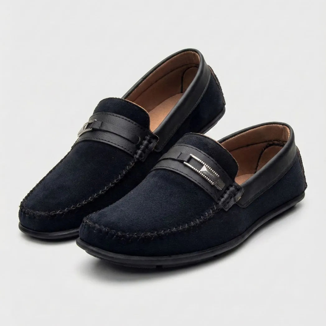 Mocassim de Camurça Titan Coffee: par preto em vista diagonal, com ferragem retangular na faixa frontal.