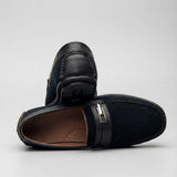 Mocassim de Camurça Titan Coffee: par preto em posições opostas, mostrando a abertura e a parte traseira dos sapatos.