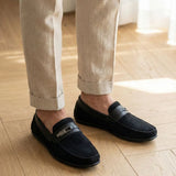 Mocassim de Camurça Titan Coffee: par preto usado com calça clara dobrada na barra.
