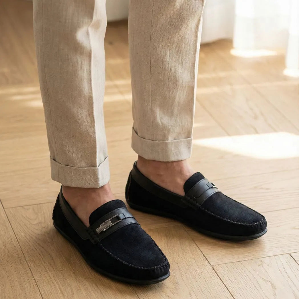 Mocassim de Camurça Titan Coffee: par preto usado com calça clara dobrada na barra.