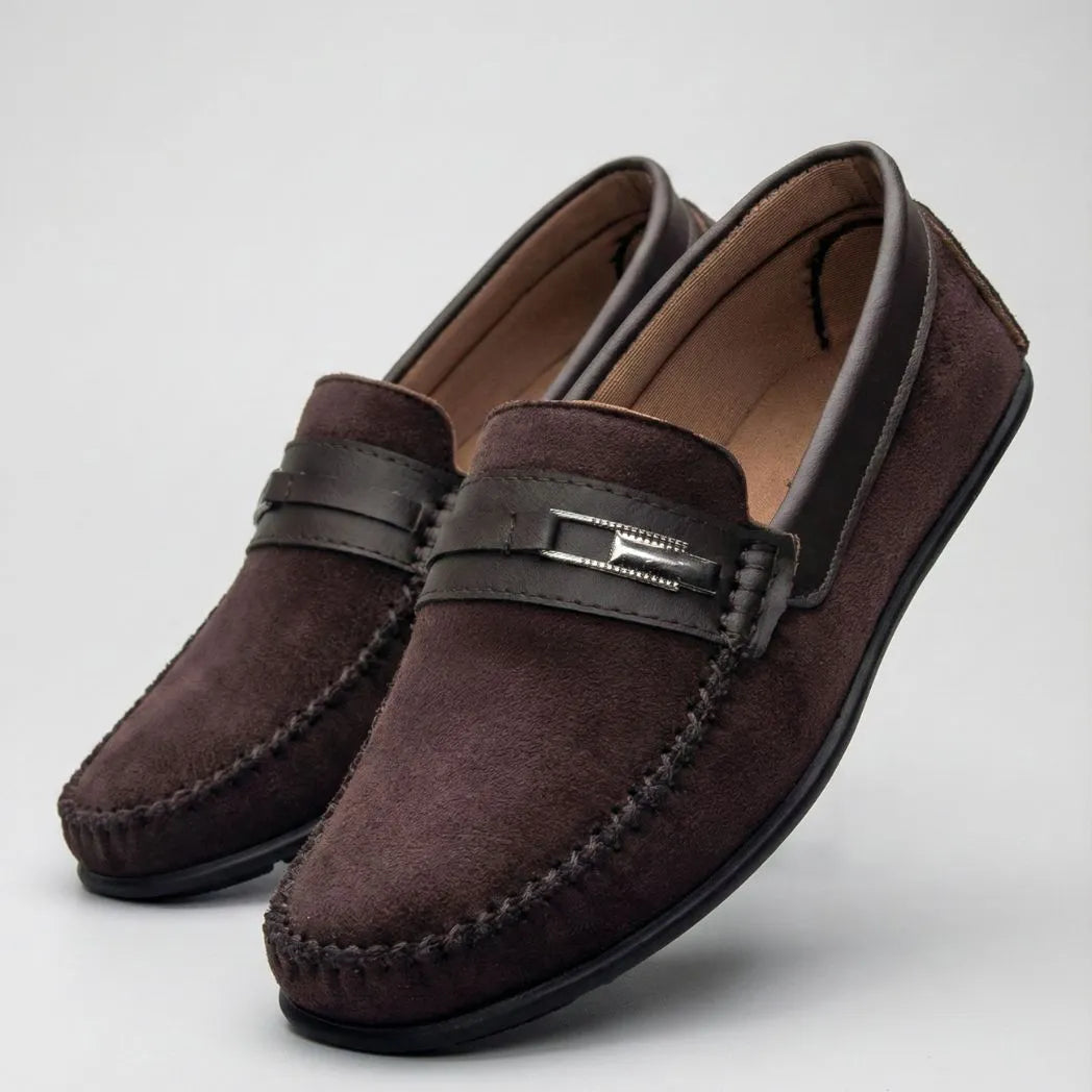 Mocassim de Camurça Titan Coffee: par marrom-escuro em posição cruzada, com ferragem retangular na faixa frontal.