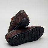 Mocassim de Camurça Titan Coffee: par marrom-escuro com um sapato virado, mostrando a sola preta com sulcos.
