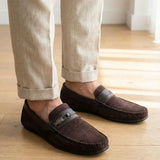 Mocassim de Camurça Titan Coffee: par marrom-escuro usado com calça clara dobrada na barra.