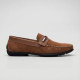 Mocassim de Camurça Titan Coffee: modelo marrom de perfil, com ferragem na faixa frontal e sola preta.