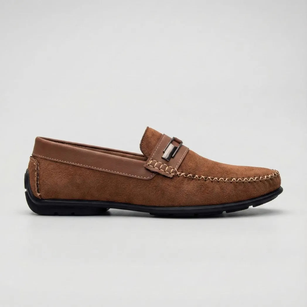 Mocassim de Camurça Titan Coffee: modelo marrom de perfil, com ferragem na faixa frontal e sola preta.