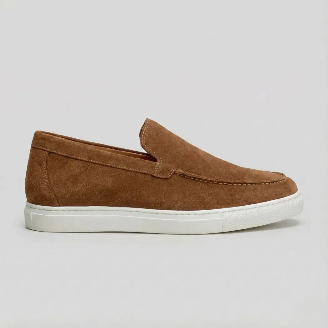 Mocassim de Camurça de Lebre: modelo marrom de perfil, com costura frontal e sola branca.