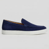Mocassim de Camurça de Lebre: modelo azul-escuro de perfil, com sola branca.