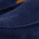 Mocassim de Camurça de Lebre: detalhe da textura azul-escura e da costura na parte frontal.