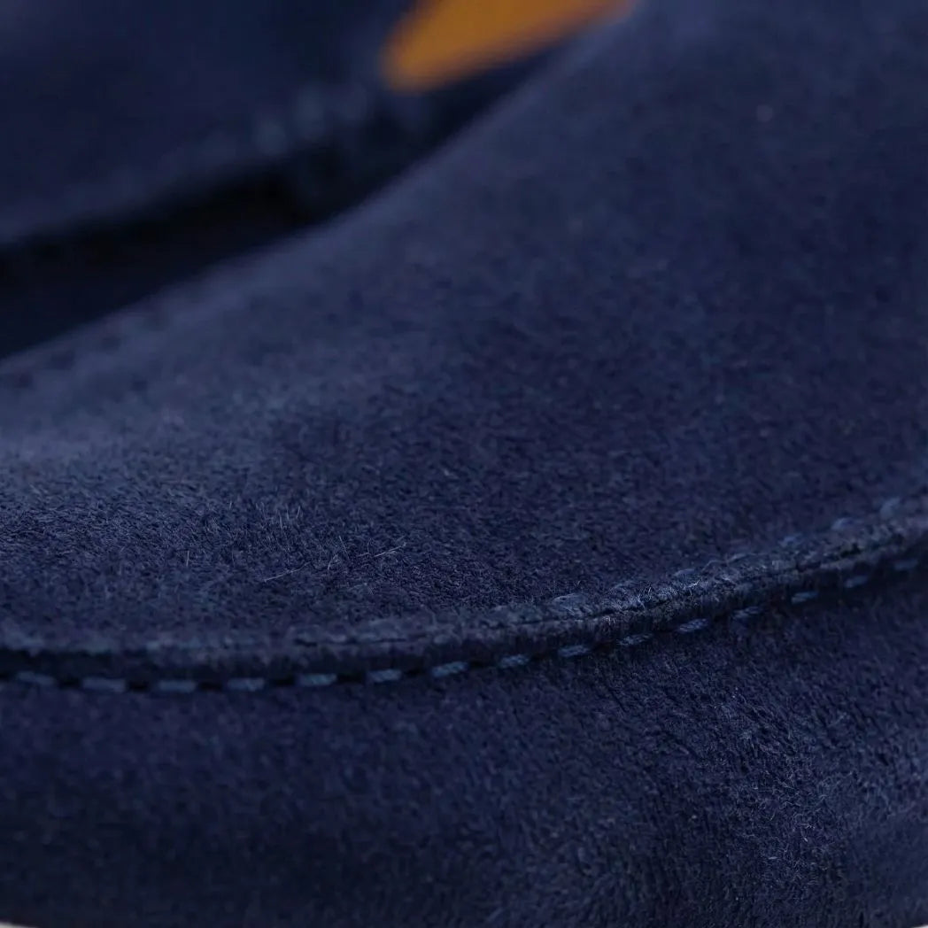 Mocassim de Camurça de Lebre: detalhe da textura azul-escura e da costura na parte frontal.