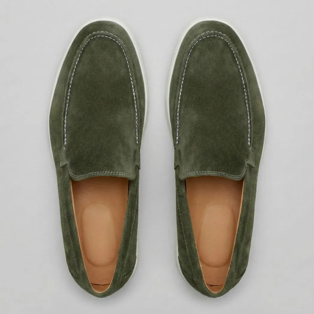 Mocassim de Camurça de Lebre: par verde-oliva visto de cima, mostrando a costura frontal e o interior claro.