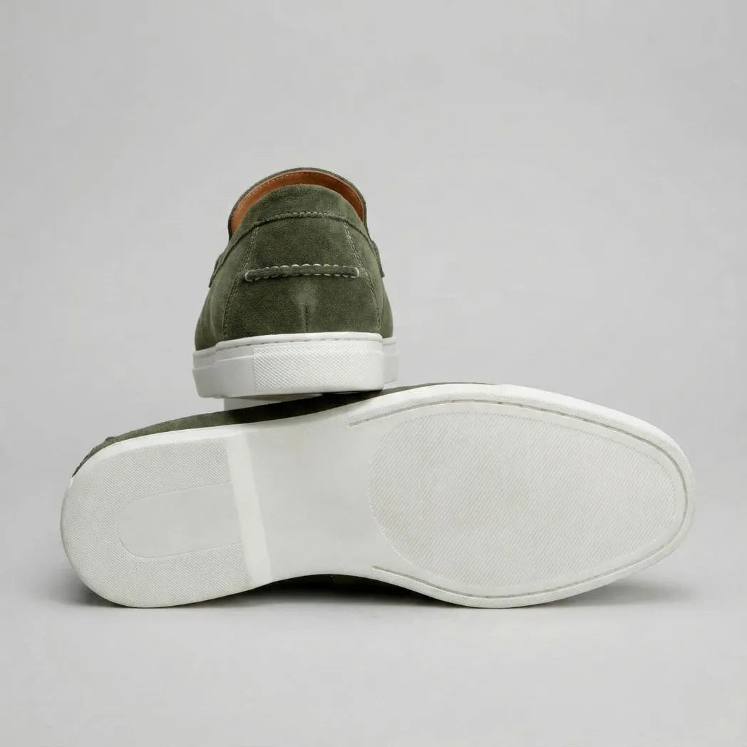 Mocassim de Camurça de Lebre: par verde-oliva com um sapato virado, mostrando a sola branca.