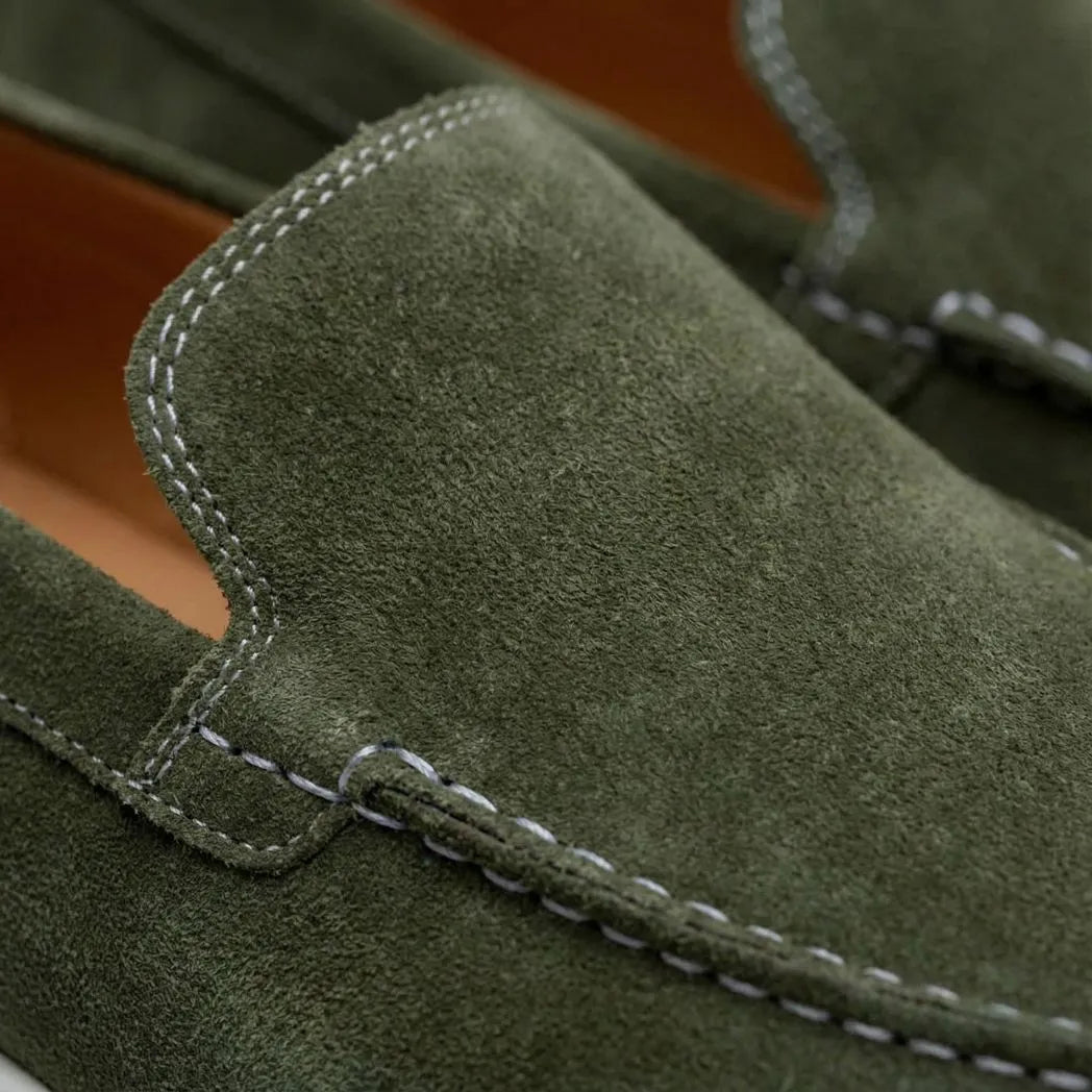 Mocassim de Camurça de Lebre: detalhe da textura verde-oliva e da costura clara na parte frontal.