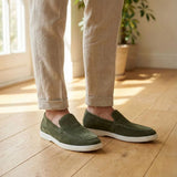 Mocassim de Camurça de Lebre: par verde-oliva com sola clara usado com calça bege dobrada na barra.