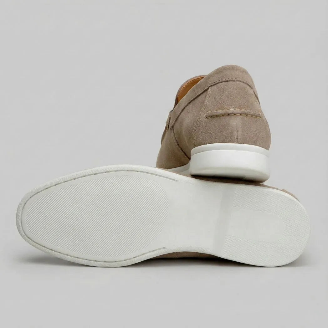 Mocassim de Camurça de Lebre: par bege com um sapato virado, mostrando a sola branca.
