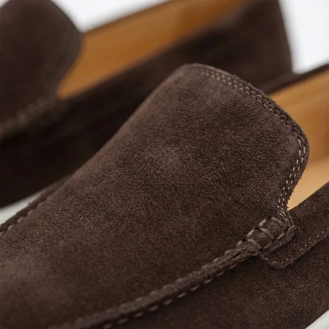 Mocassim de Camurça de Lebre: detalhe da textura marrom-escura e da costura na parte frontal.