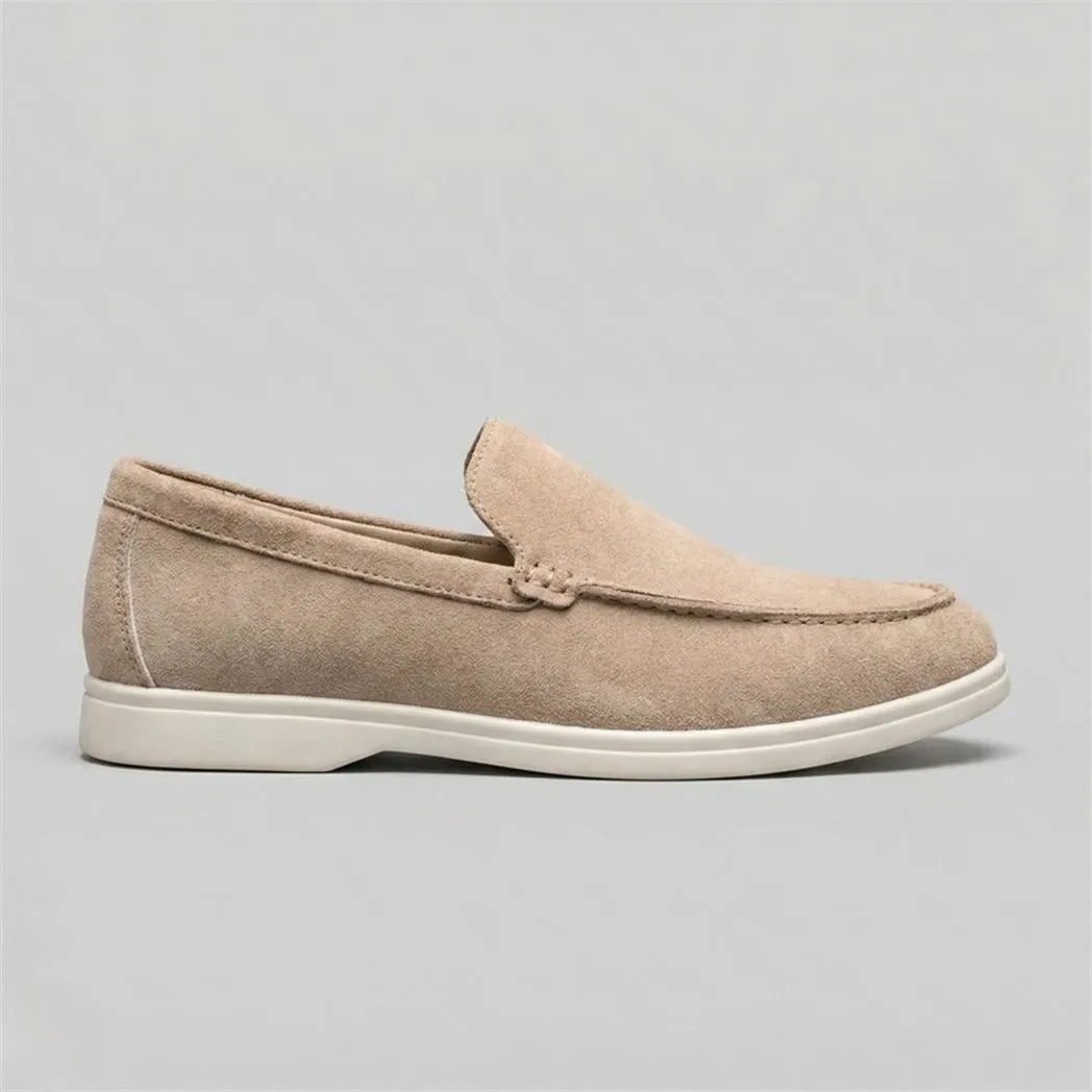 Mocassim de Camurça: modelo bege de perfil, com sola branca.