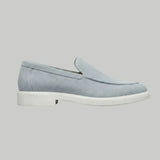 Mocassim de Camurça: modelo azul-claro de perfil, com sola branca.