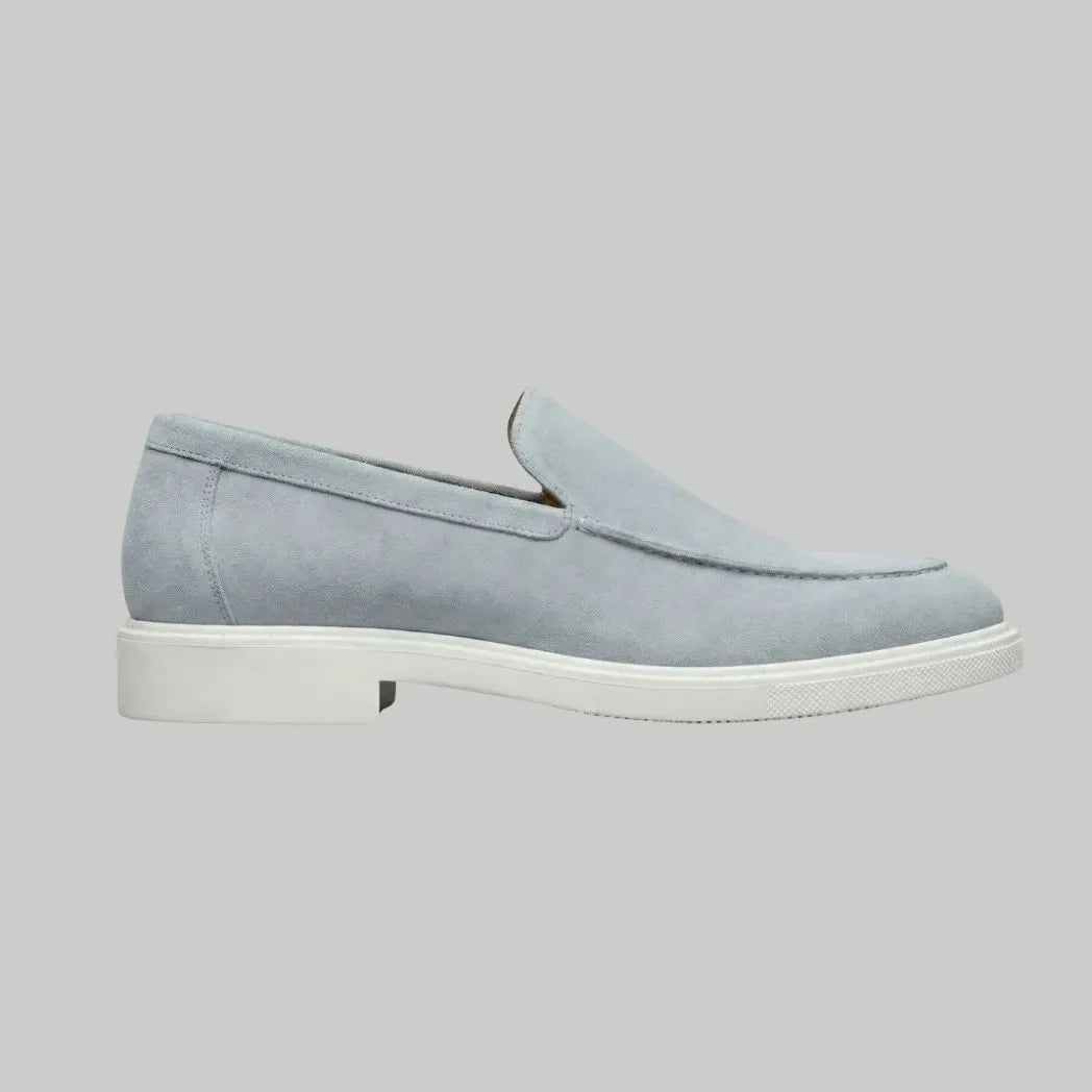 Mocassim de Camurça: modelo azul-claro de perfil, com sola branca.