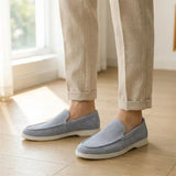Mocassim de Camurça: par azul-claro usado com calça bege dobrada na barra.