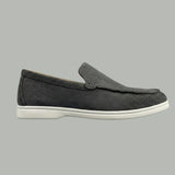 Mocassim de Camurça: modelo cinza de perfil, com sola branca.