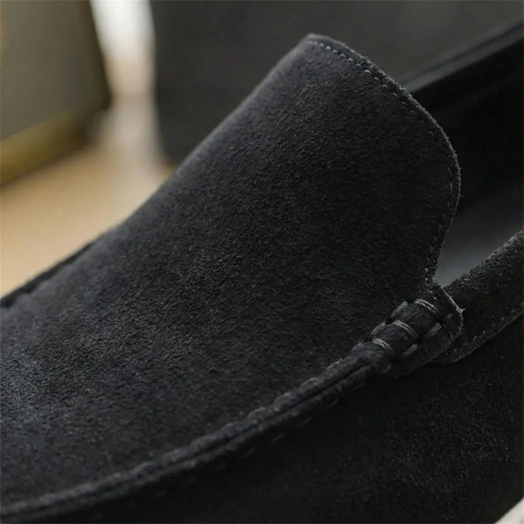 Mocassim de Camurça: detalhe da textura preta e da costura na parte frontal.