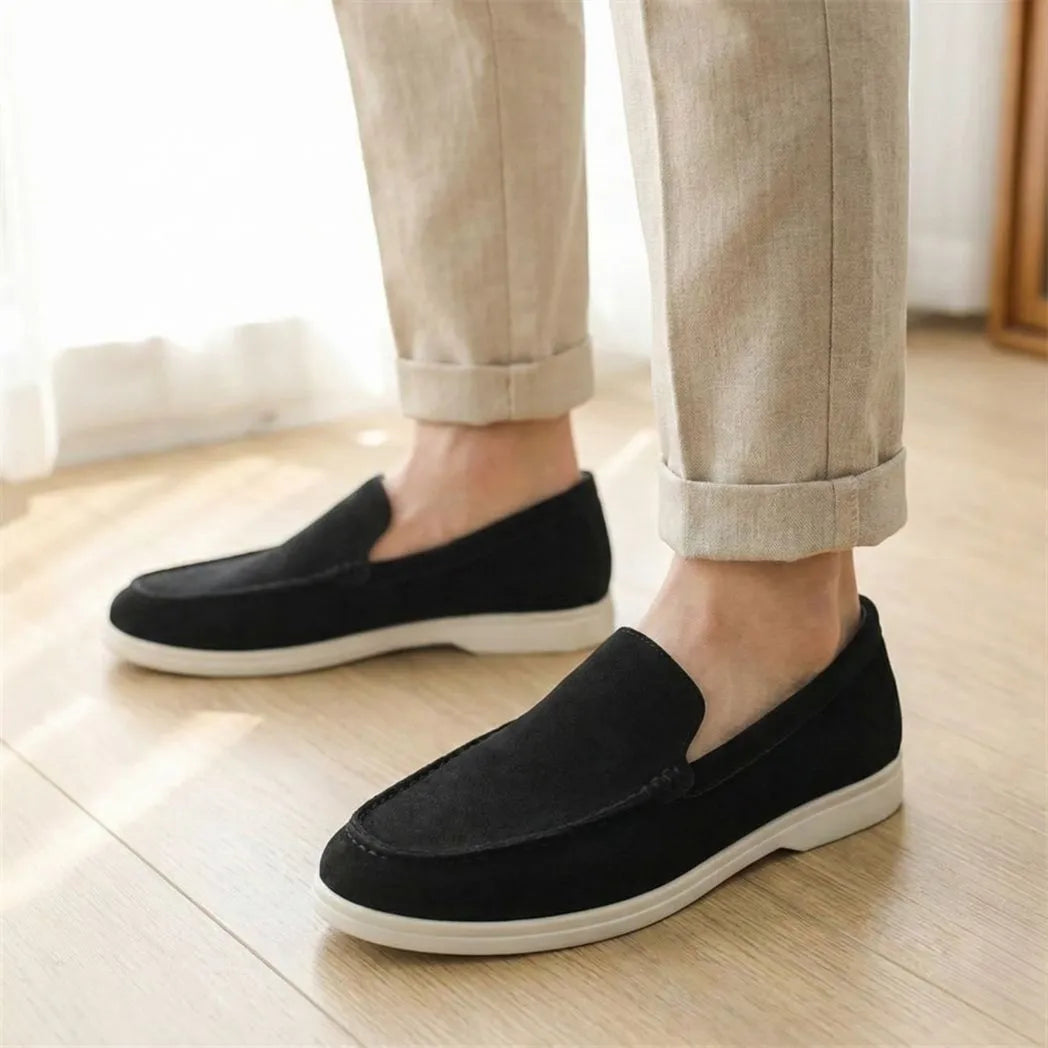 Mocassim de Camurça: par preto usado com calça bege dobrada na barra.