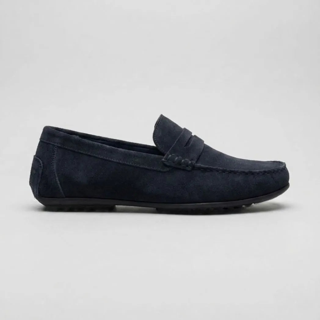 Mocassim Driver de Camurça Capri Tobacco escuro, em vista lateral.