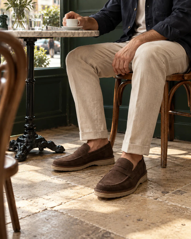 Mocassins de camurça Louford em um momento de descanso no bistrô